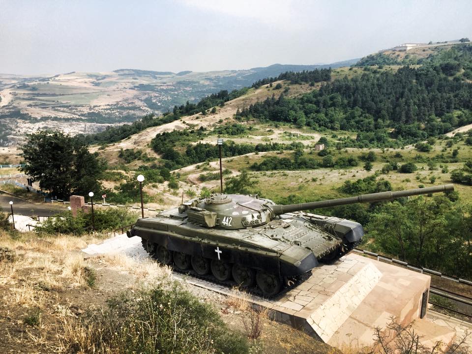 Emlékműként kiállított T-72-es, Susi felé irányzott löveggel