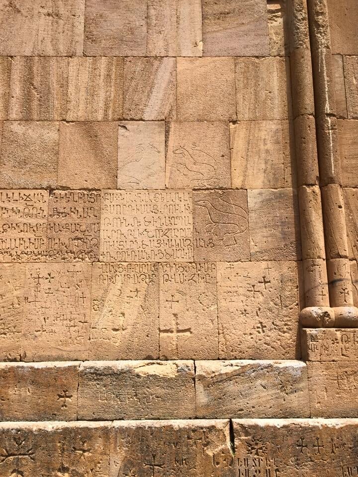 Rajzok és feliratok a templom oldalán