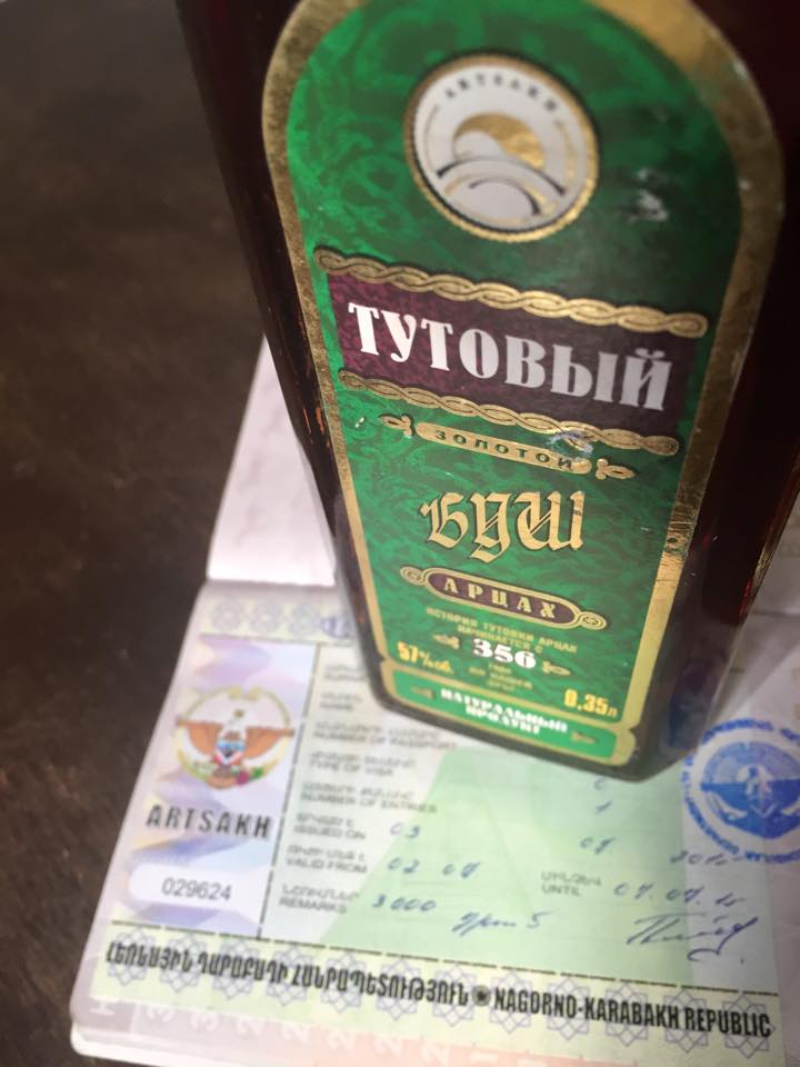 Az útlevélbe beragasztott karabahi vízum