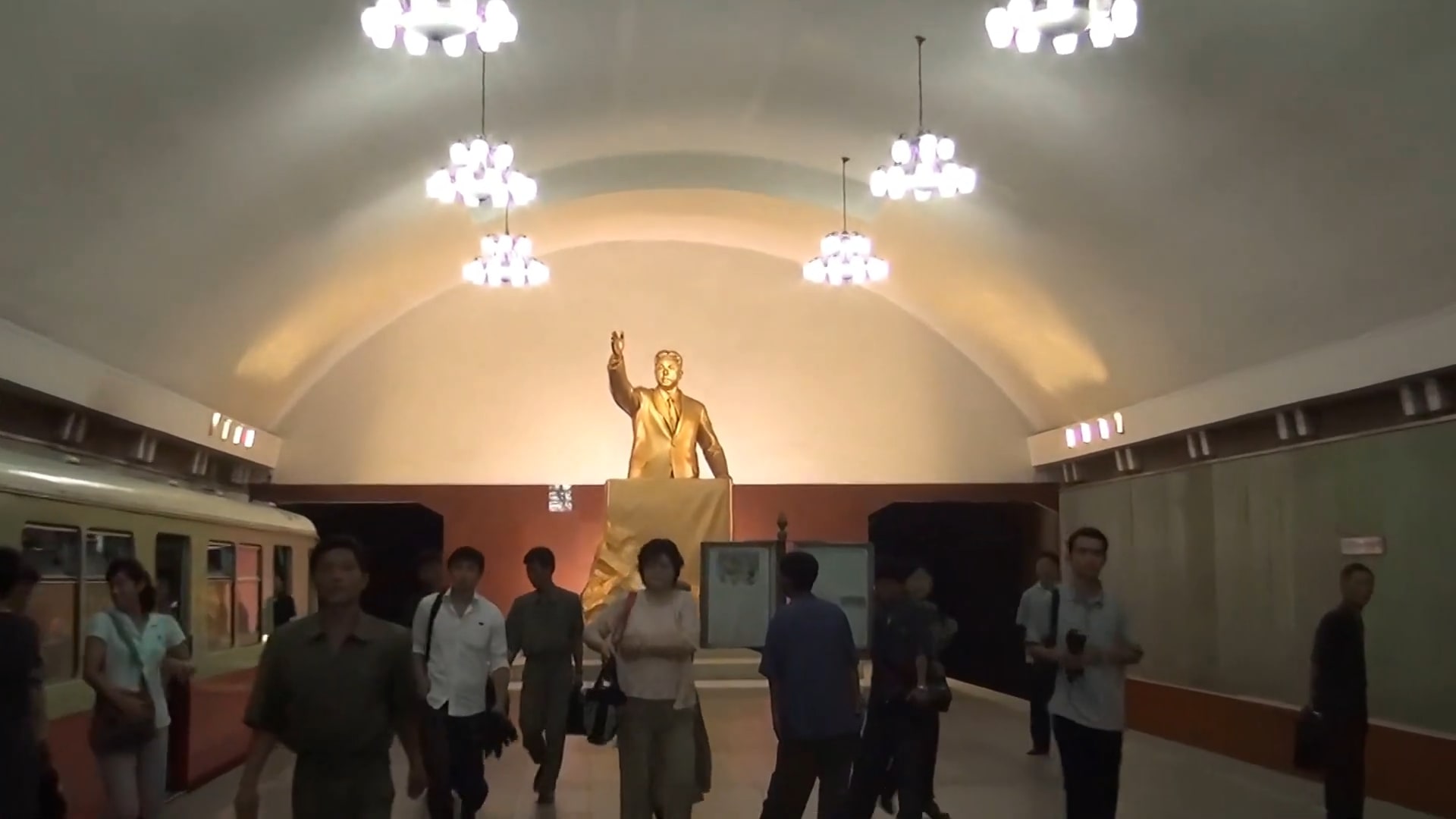 Videó a pjongjangi metróról