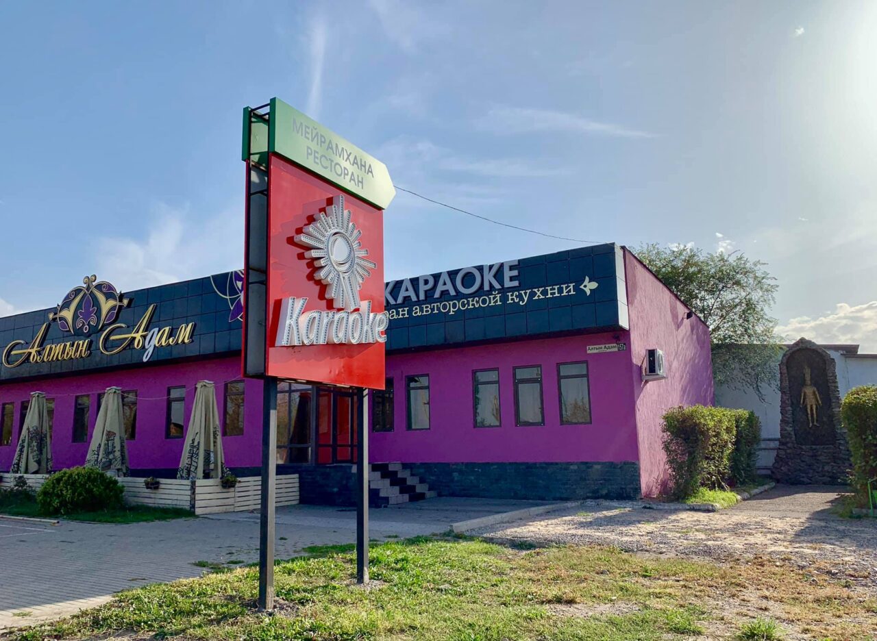 arany ember szobra kazahsztan