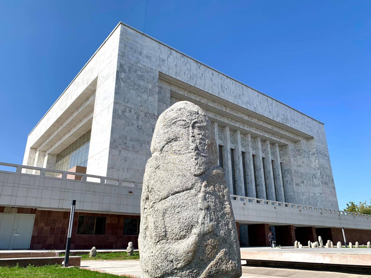 Ősi türk kőszobor, balbal a kirgiz nemzeti múzeum oldalában.