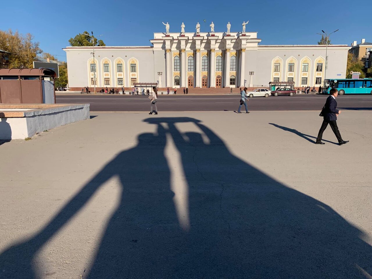 A fenti szobortól nézünk a bányász kultúrpalotára karaganda