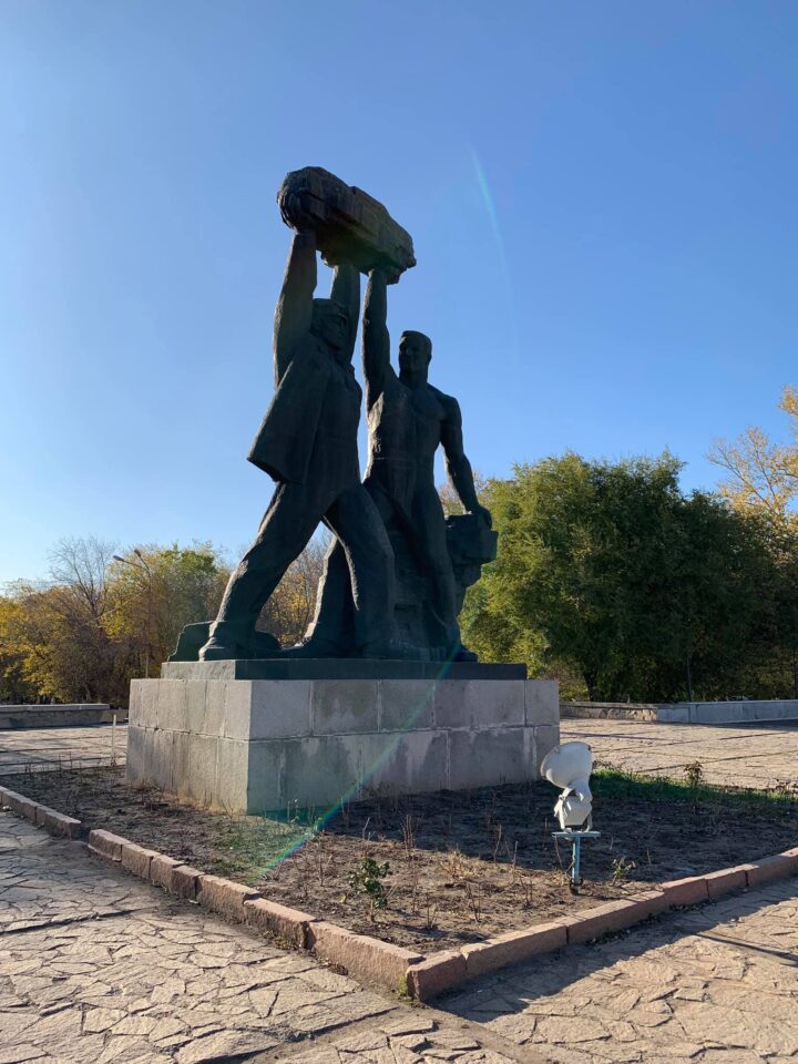bányászok dicsőségét hirdető szobor karaganda