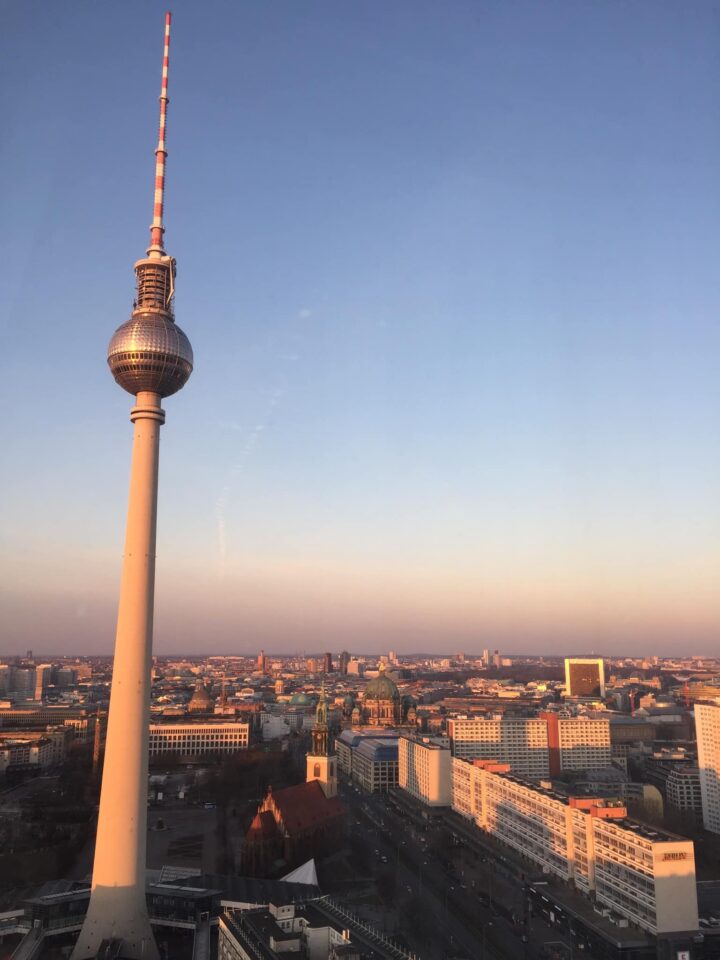 Berlin nyugat felé az Alexanderplatzon álló egykori NDK-s kirakatszálloda sokadik emeletéről