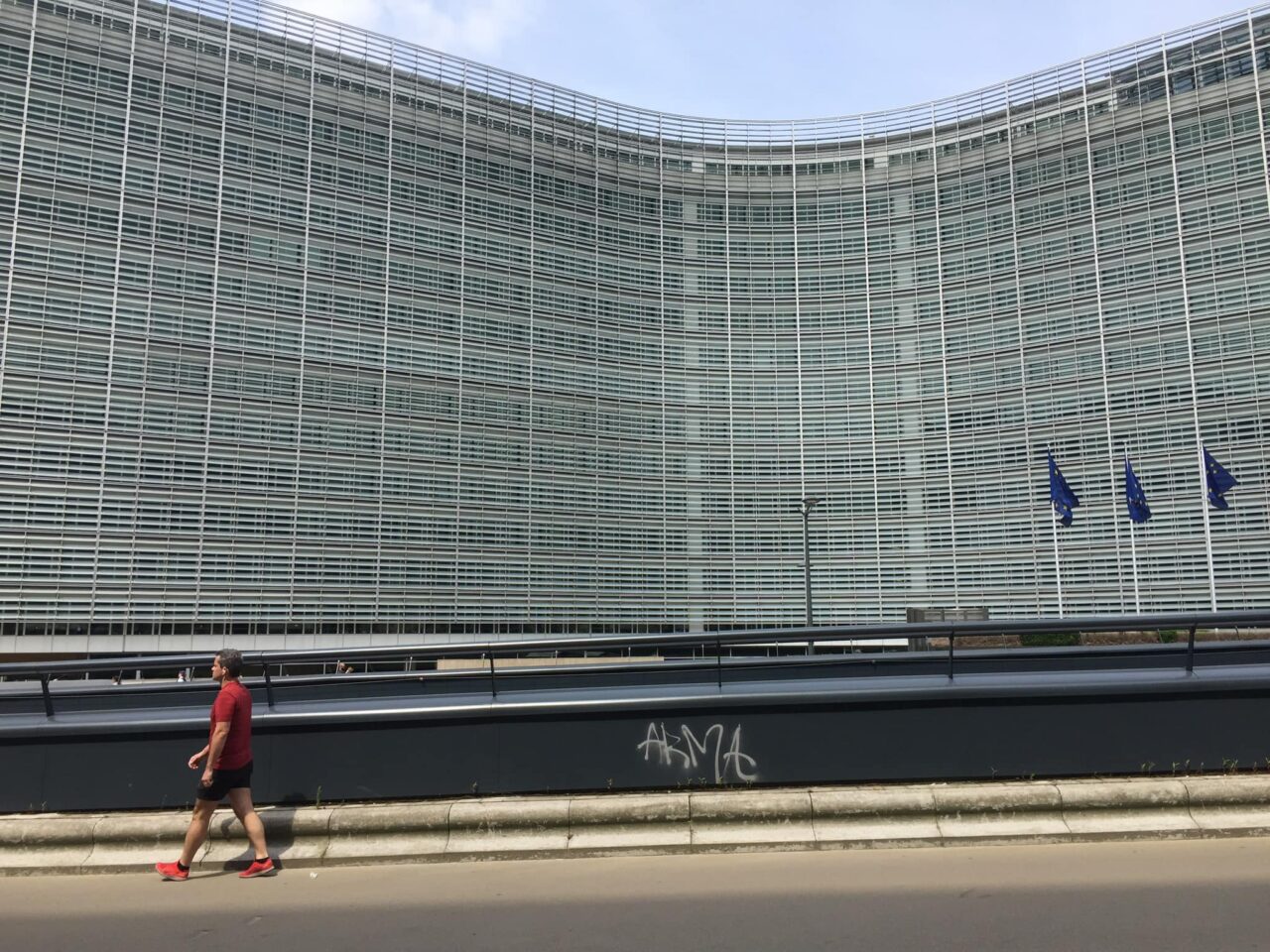 Brüsszel - háttérben a Berlaymont, az Európai Bizottság központja