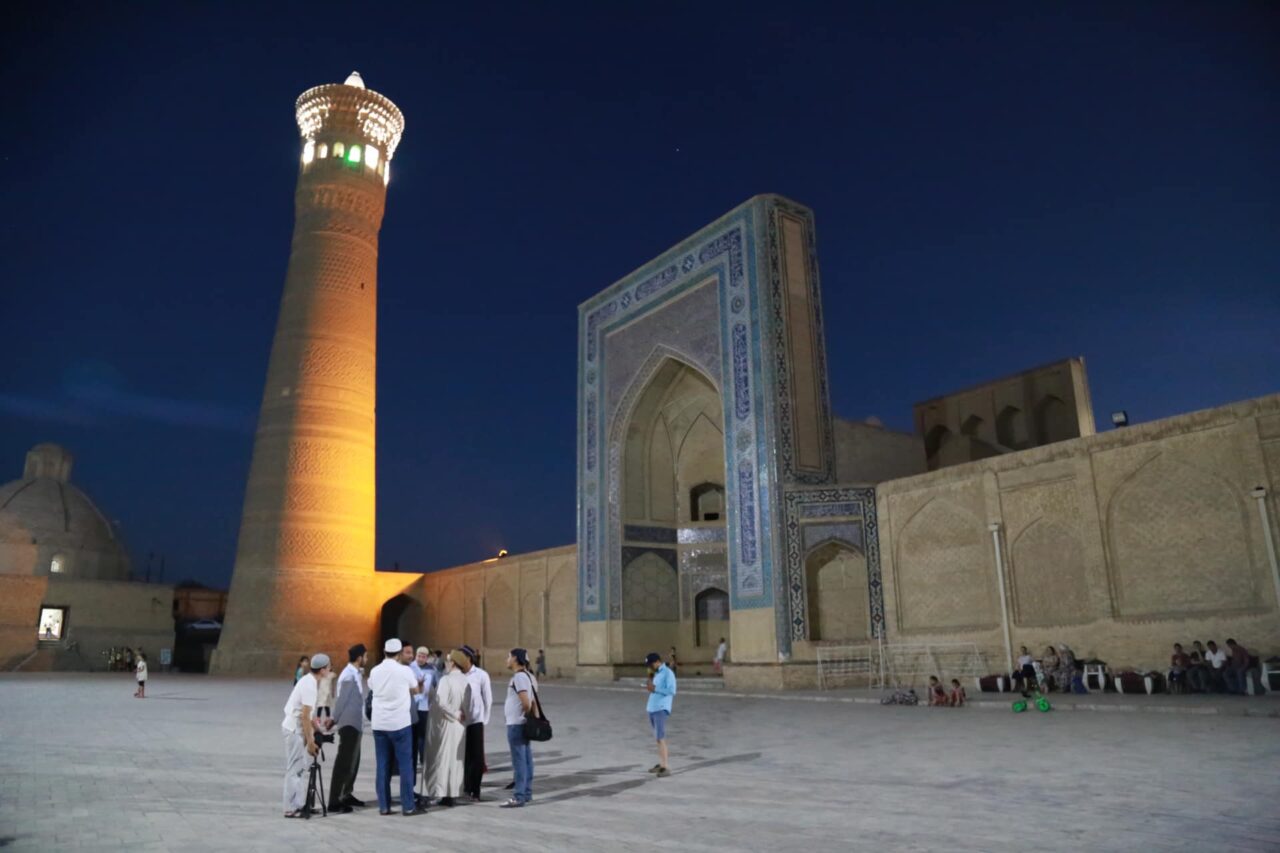 Buhara legszebb tere: balra a kalon minaret (minor), jobbra a kalon mecset kapuja
