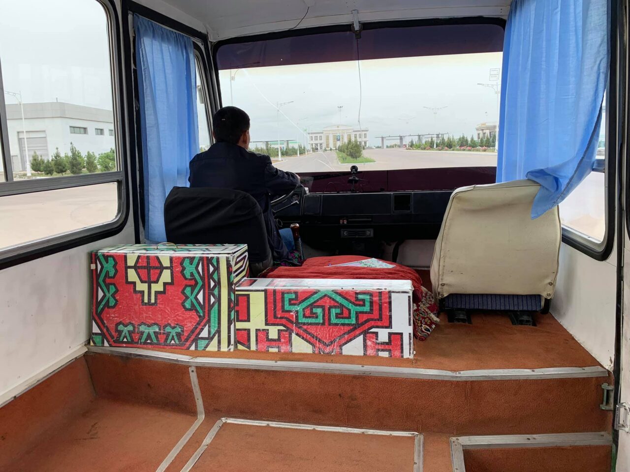 A türkmén oldalon a sorompó után busszal lehet megközelíteni a határállomást