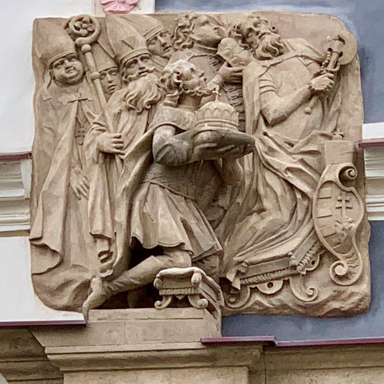dombormű nagyszombati épület kapuzatán