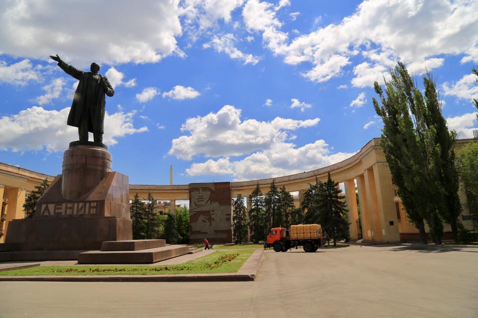 Az előbbi épület másik végén emlékfal és Lenin szobra