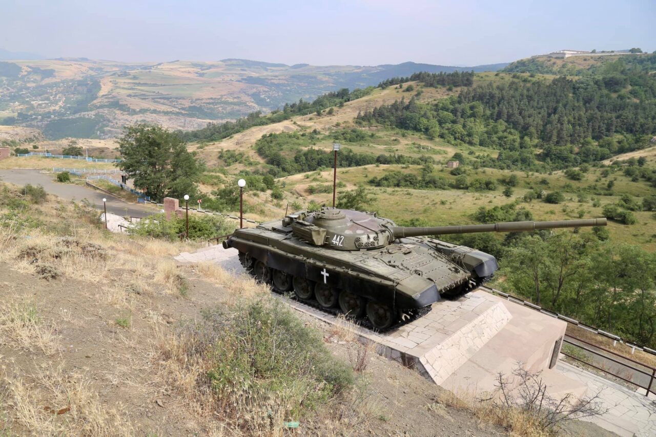 Örmény emlékmű t-72-es