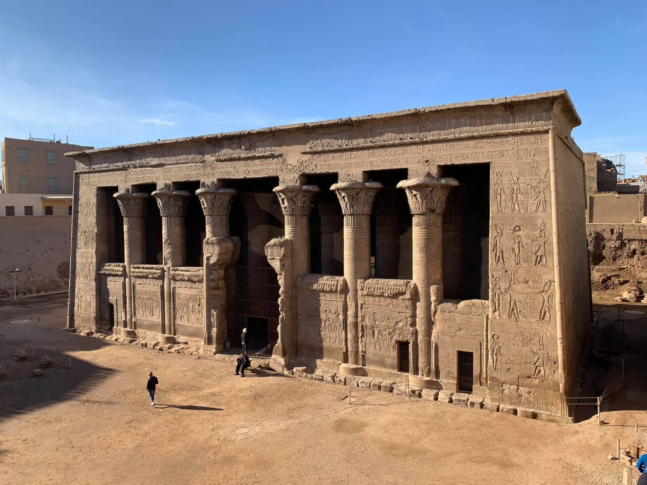 Érkezés az esznai templomhoz