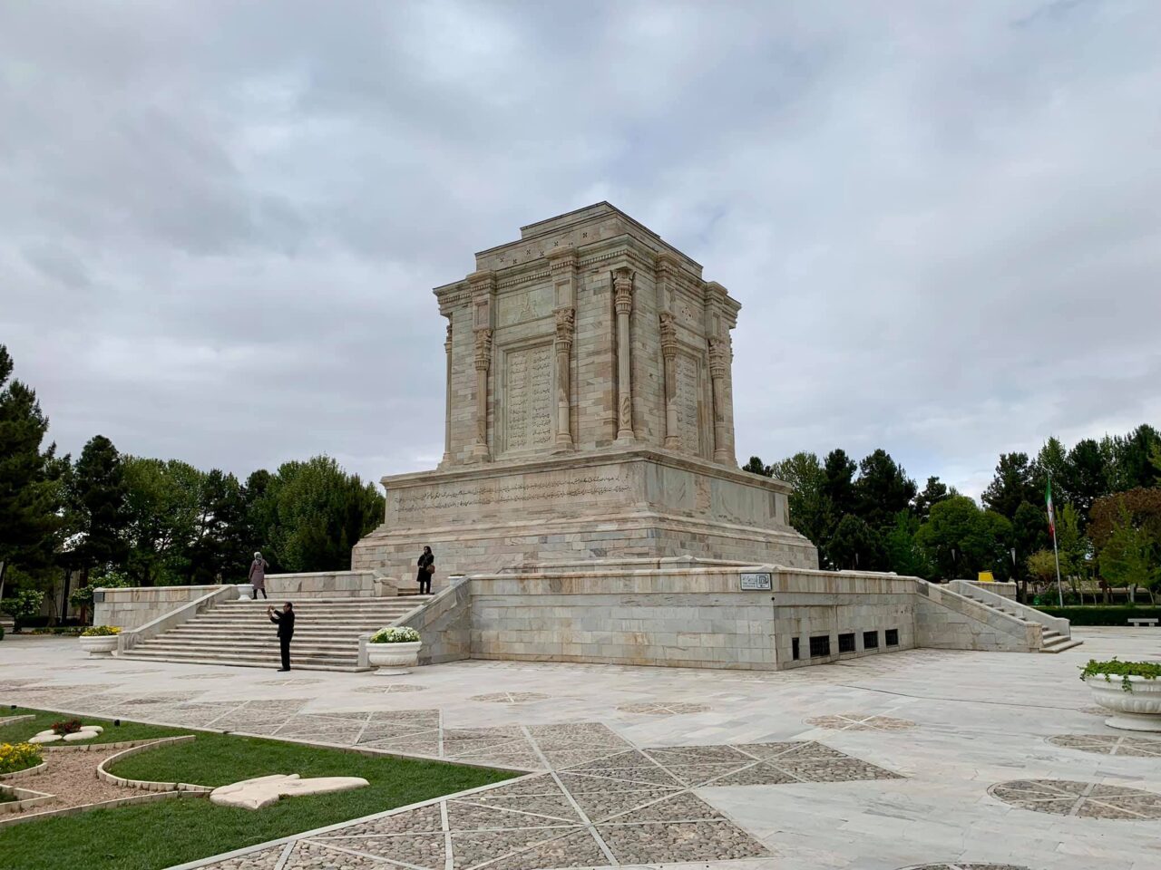 Ferdószi/Firdauszí (Ferdowsi), a talán legjelentősebb perzsa költő síremléke