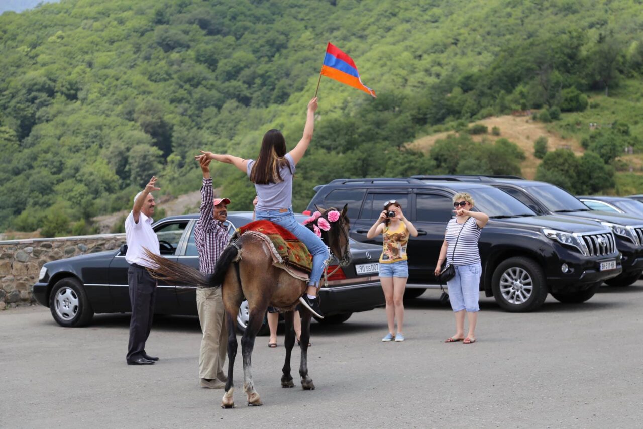 Karabahi örmény zászlóval fotózkodó turista Gandzaszarnál