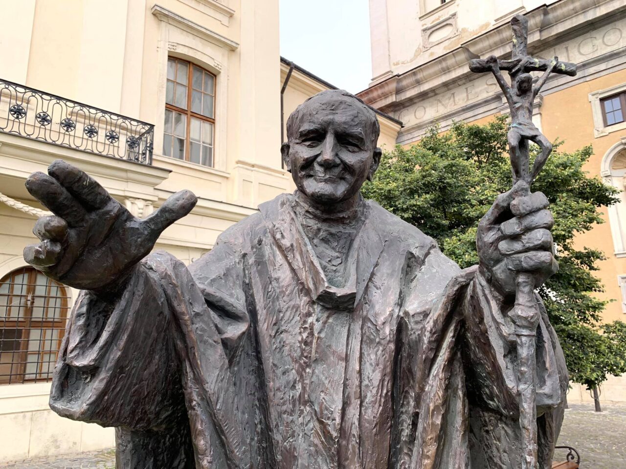 II. János Pál pápa szobra az egyetem és az egyetemi templom előtti téren