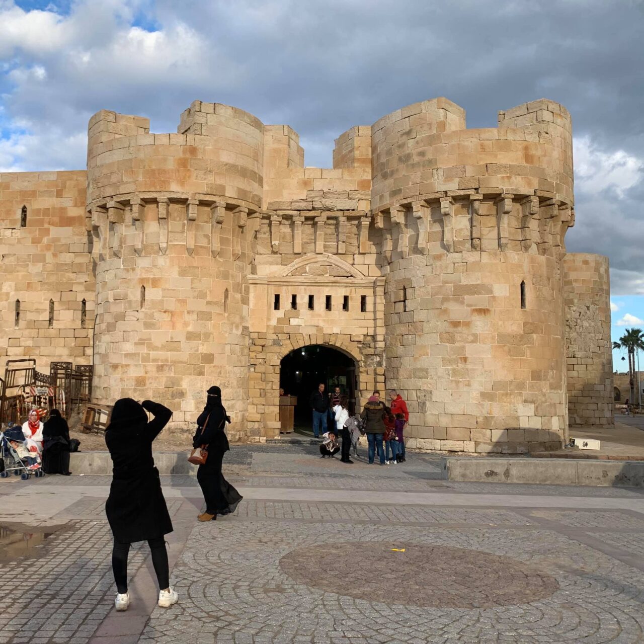 Szexi fotó készül Alexandria tengerpari erődjénél, a Kairbej citadellánál.