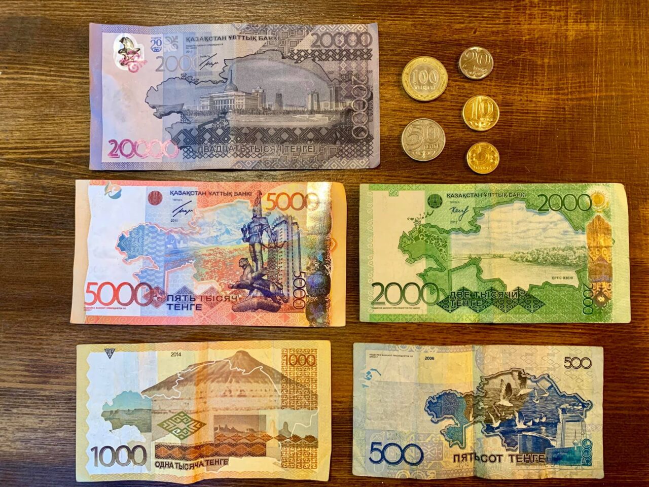 Kazah pénzek. Figyeljük meg az épületet az ötezresen.