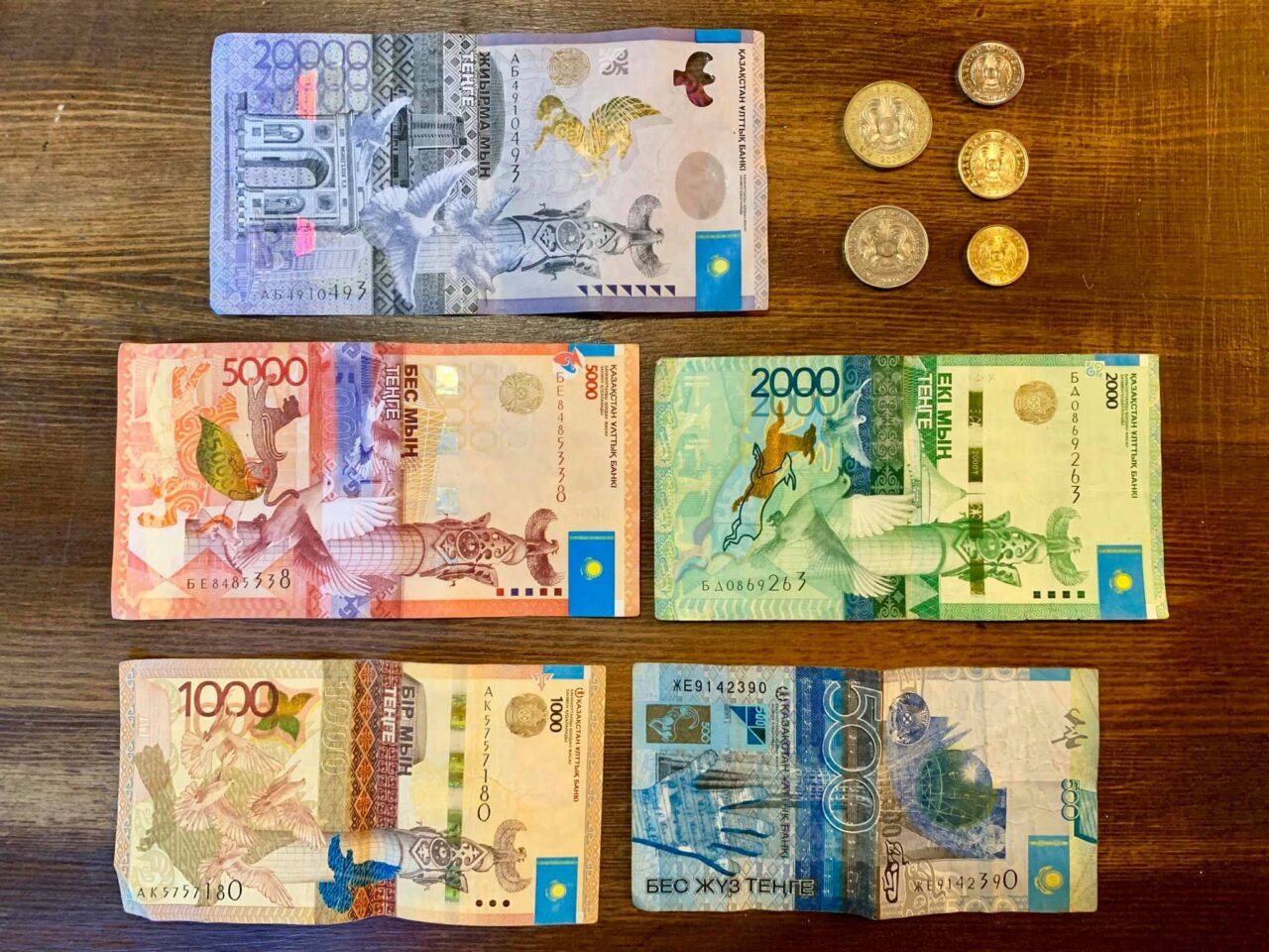 Hátoldalak. Itt mindent figyeljünk meg! 1000 tenge nagyjából 750 forint.