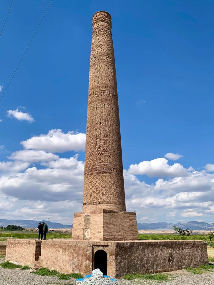 Szabzevar mellett: a Khoszrau-minaret a 12. századból.