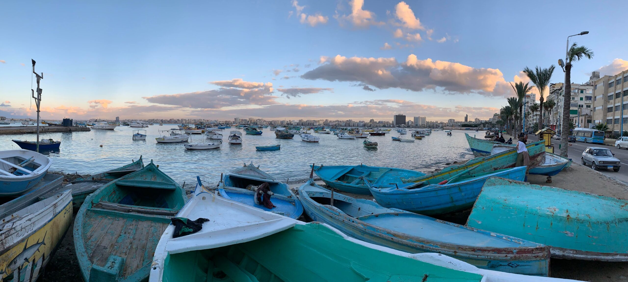 Kilátás a corniche alexandria sétányról a régi kikötőre