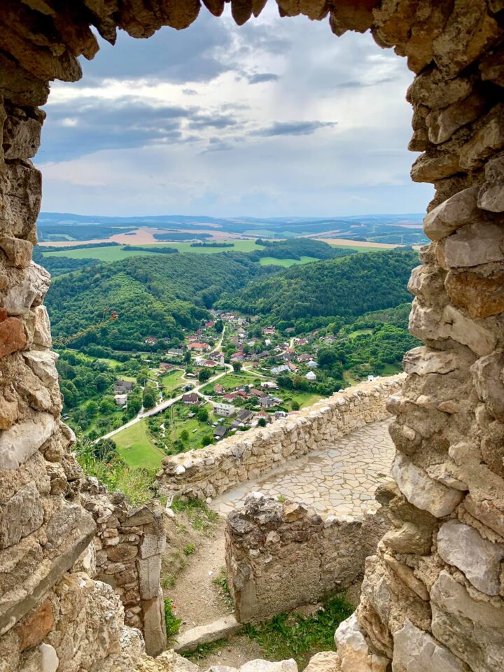 kilátás csejtei várból