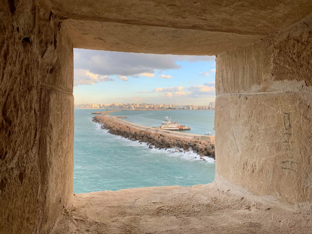 Kilátás a citadella egyik bástyájából Alexandria régi kikötőjének bejáratára