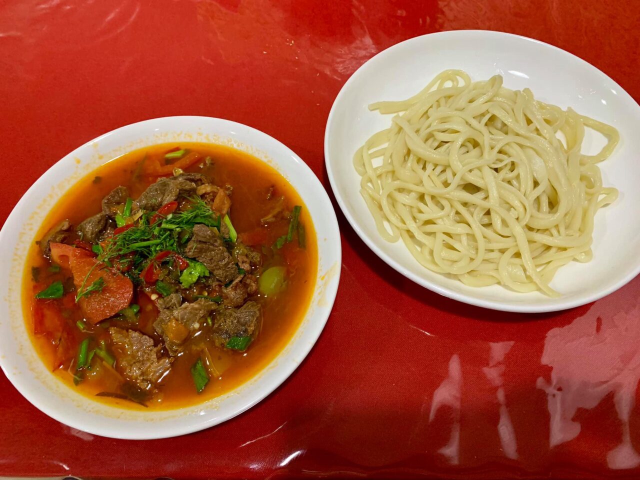Lagman (tészta) marhával egy útszéli étteremben