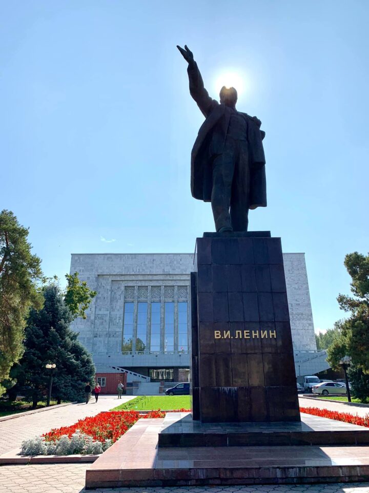 Itt még áll Lenin-szobor.