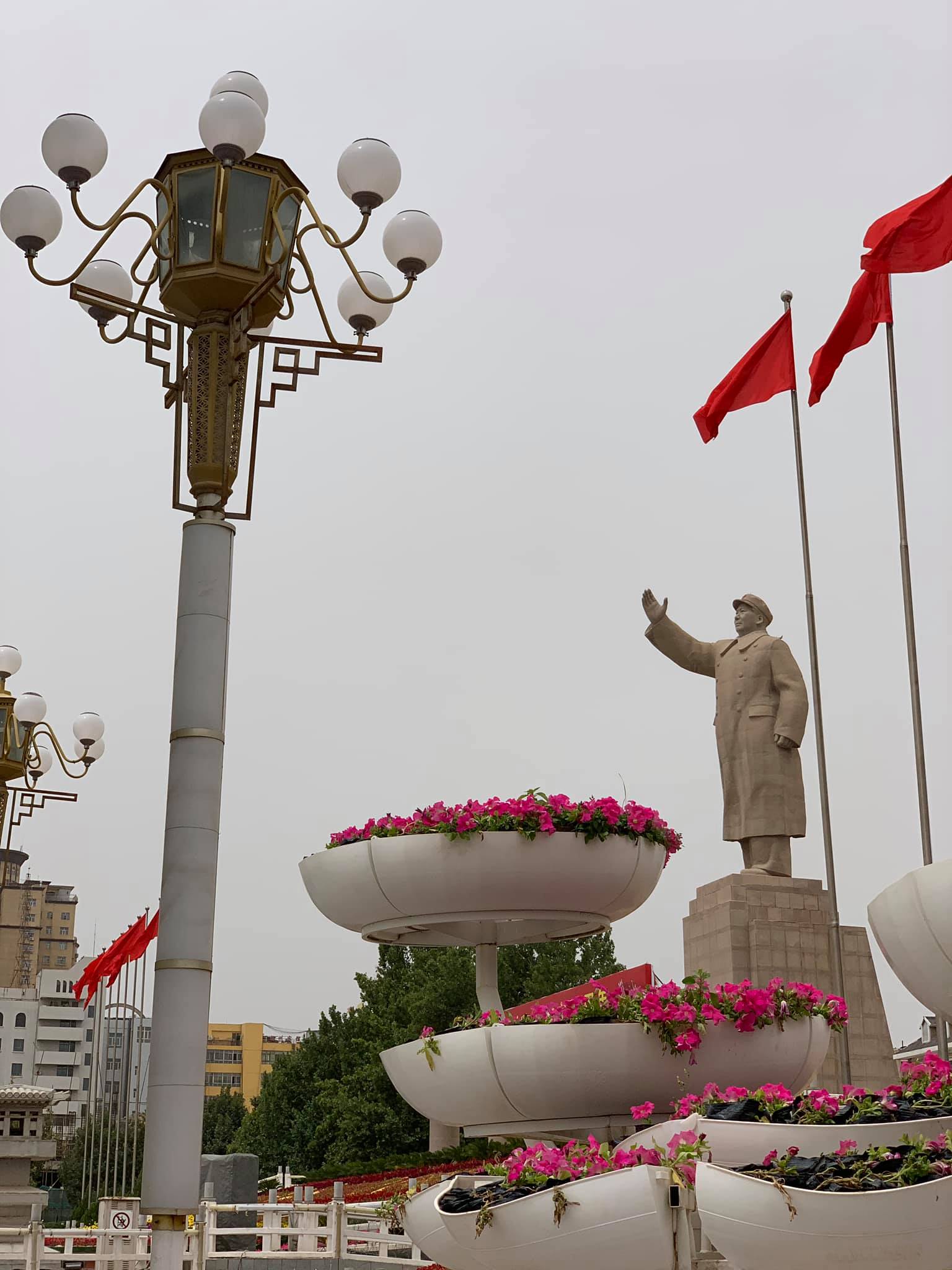 Mao Ce Tung kommunista vezető szobra Kasgar modern főterén