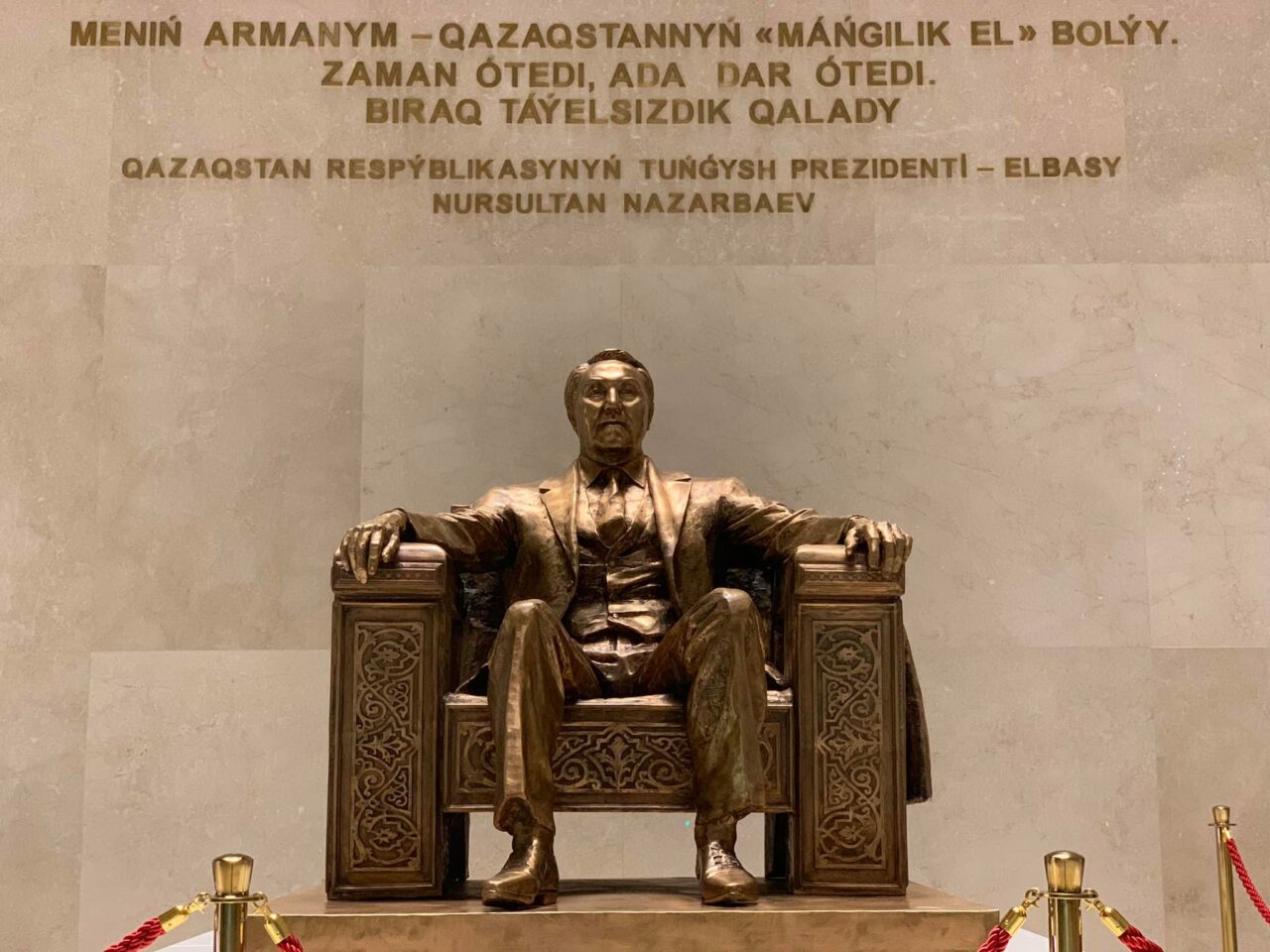 A nemzeti múzeumban Nazarbajev volt elnök szobra