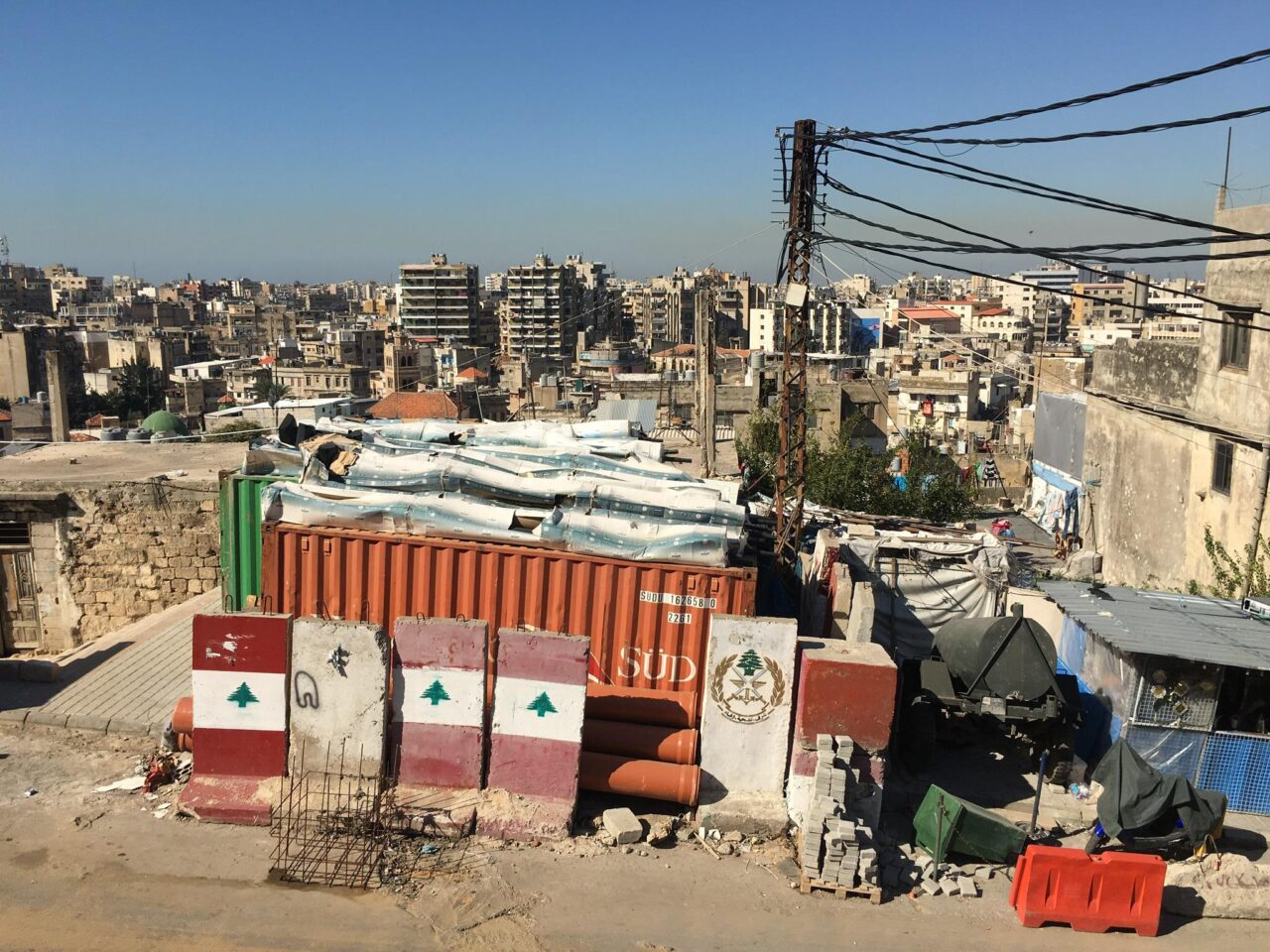 nemzeti szinekre festett betonelemek tripoli