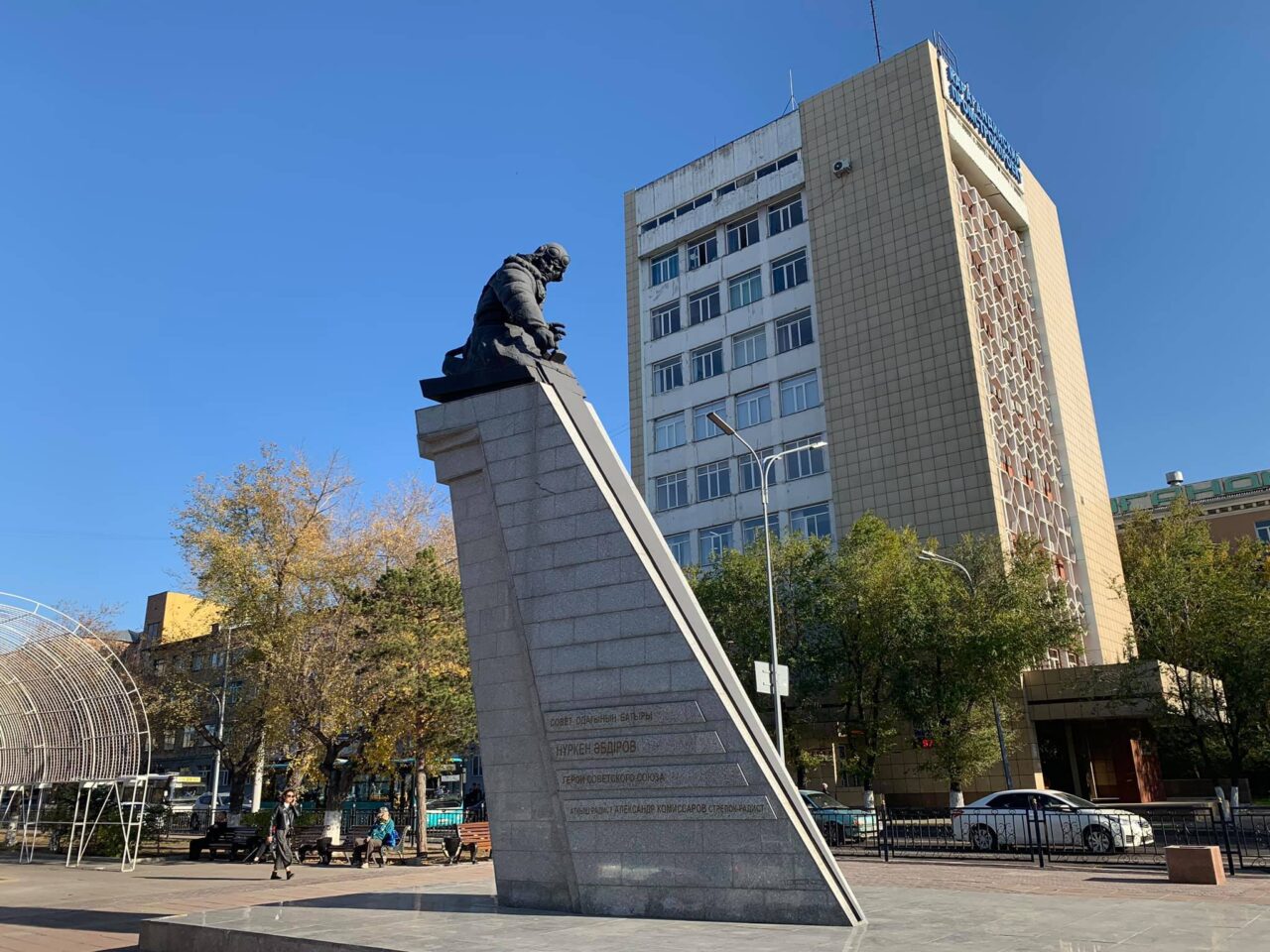 nurken abdirov szobra karaganda