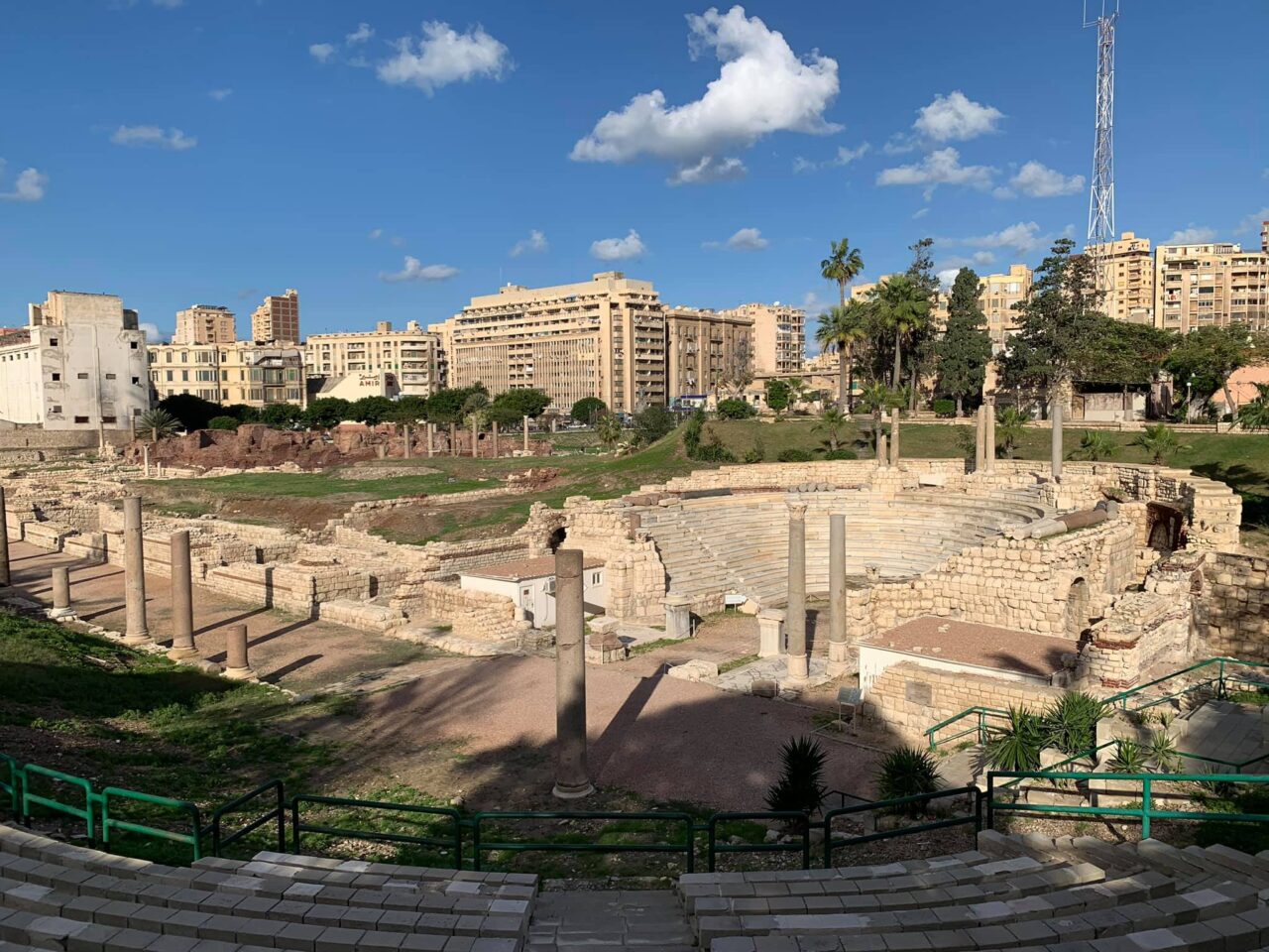 Római amfiteátrum, színház, fürdő (hátul, a sötét téglák) és tantermek Alexandria közepén
