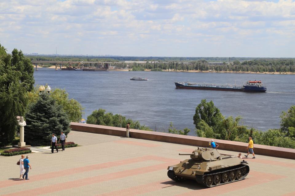 A csatáról szóló múzeum bejáratát T-34-es őrzi
