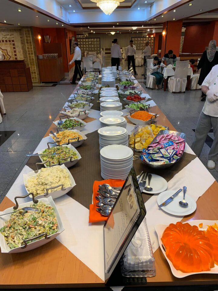 All-you-can-eat önkiszolgáló vacsora egy szállodában mashad