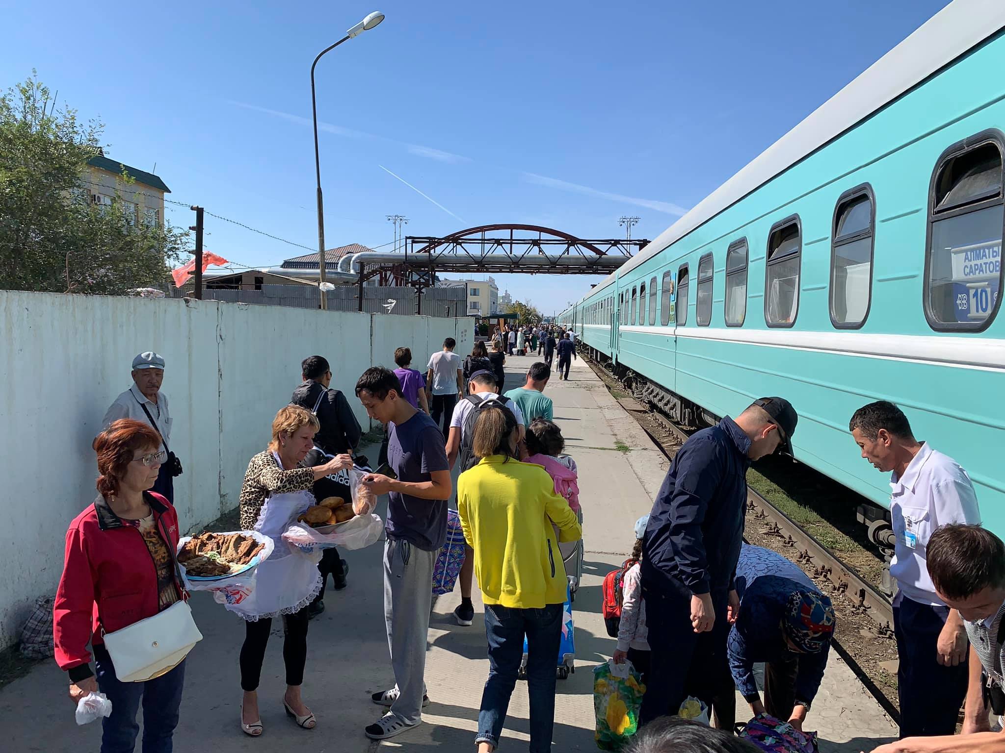 Az élelmesebb nénik egyenesen a vonat ajtaihoz hozzák a sült halat