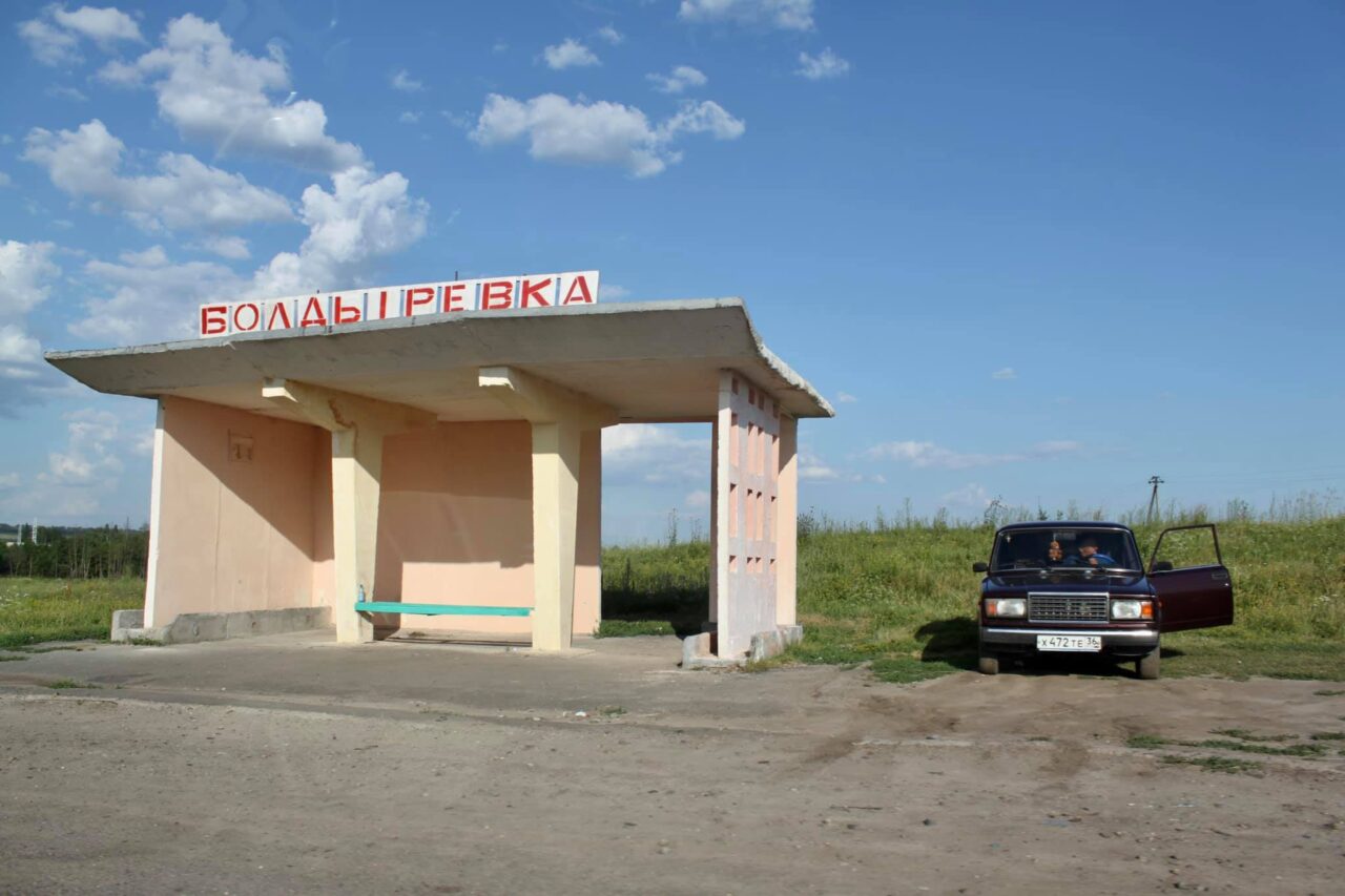 Boldirevka jellegzetesen szovjet buszmegálló. Ladával.