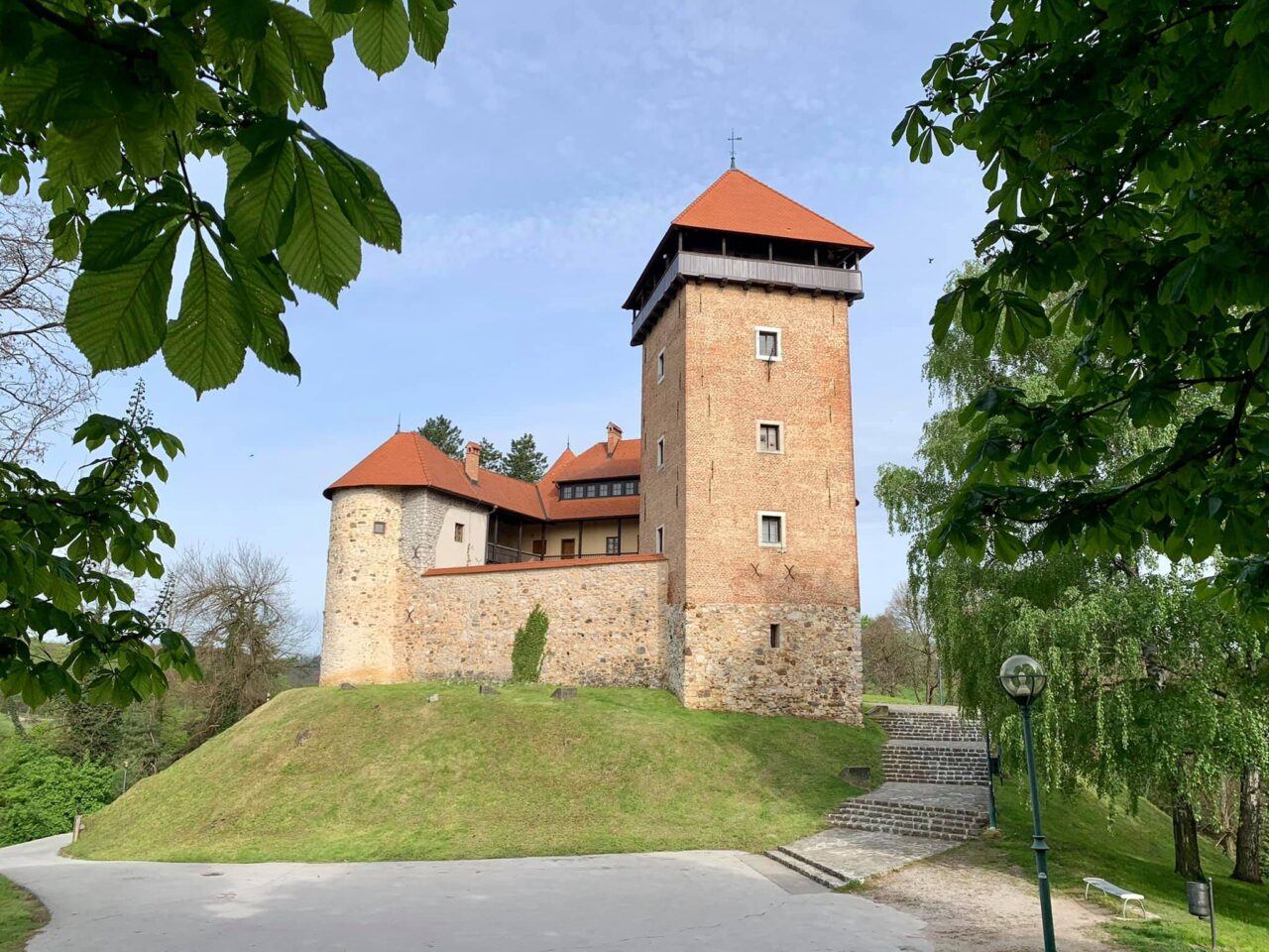 Dubovac, magyarul Dobóc vára, Karlovac felett