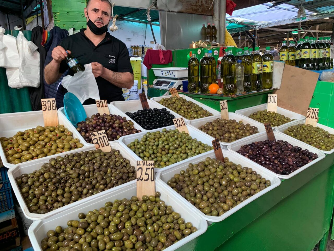 Durres piaca sokféle olivabogyóval