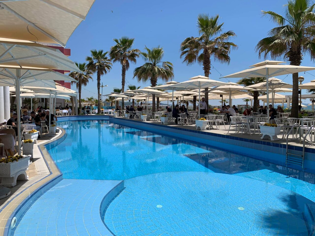 Menő szálloda a tengerparton durres