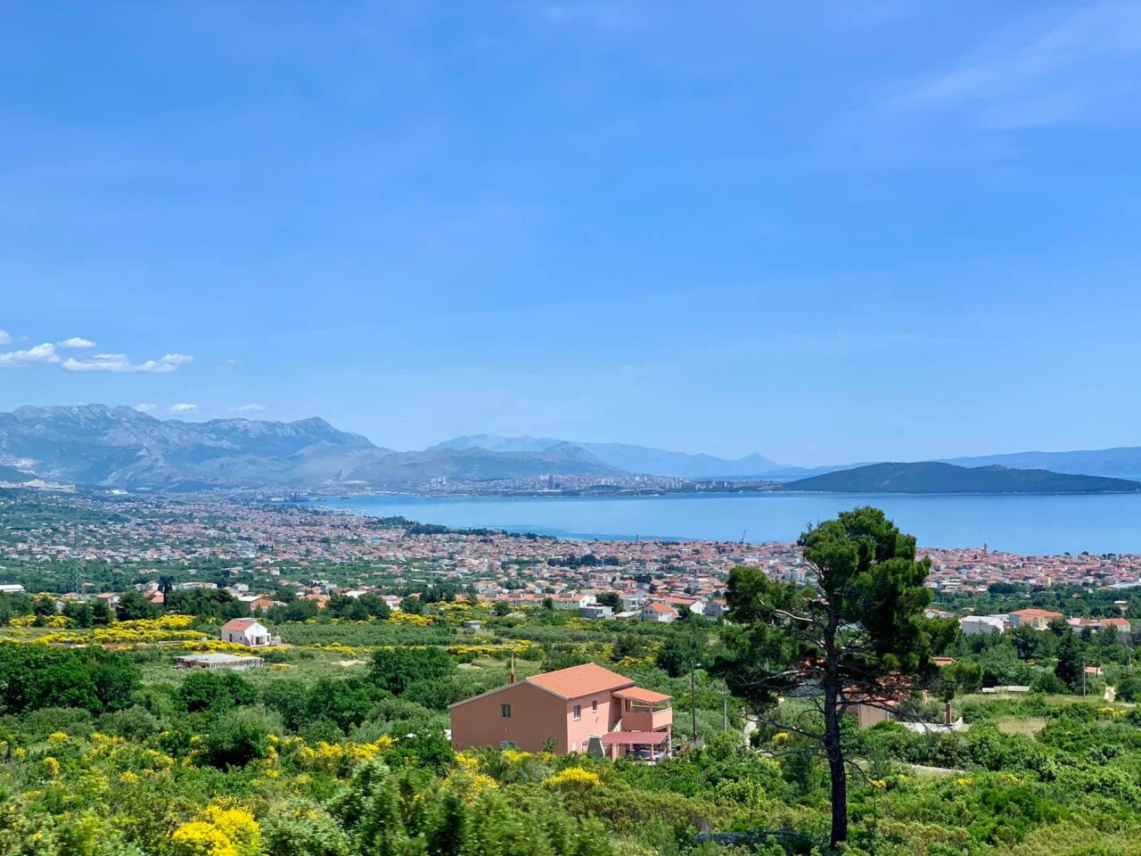 Split sejlik fel a távolban