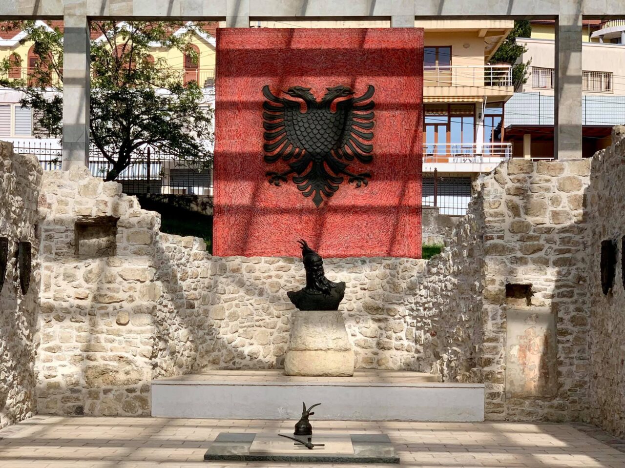 Az albán Hunyadi, Szkander bég jelképes sírja a mauzóleumban.