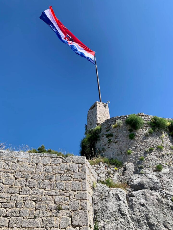 Horvát lobogó Klissza várán.